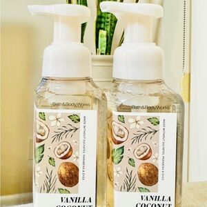 Bath & Body Works Vanilla Coconut Foaming Hand Soap - White